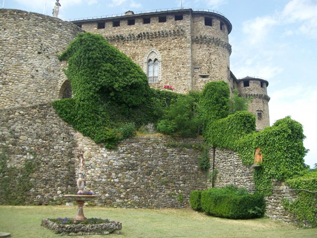 Castello Di Compiano Hotel Relais Museum ภายนอก รูปภาพ